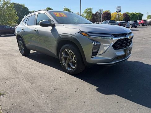 Used 2025 Chevrolet Trax LT FWD image 6