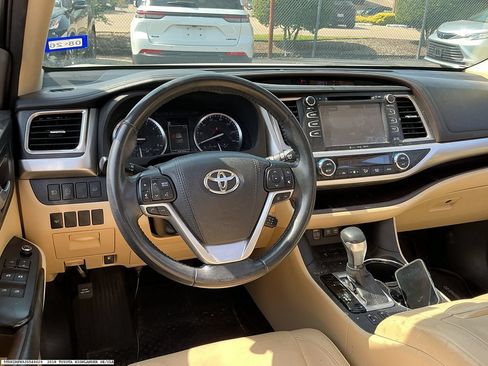 Used 2018 Toyota Highlander XLE FWD image 12