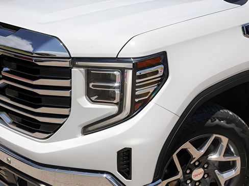 Used 2023 GMC Sierra 1500 SLT AWD/4WD image 3