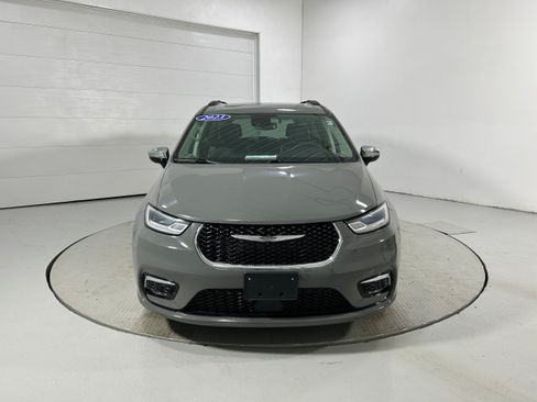 Used 2023 Chrysler Pacifica Limited FWD image 18