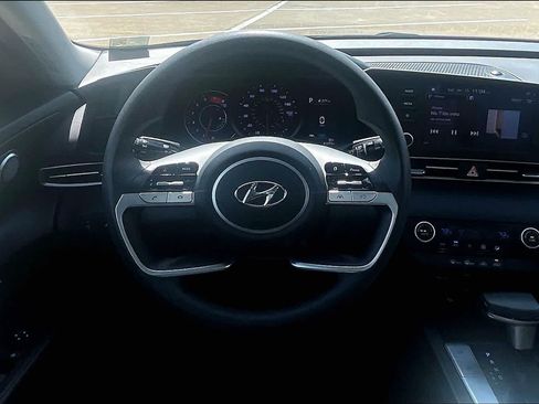 Used 2022 Hyundai Elantra SEL w/ Preferred Accessory Package FWD image 12