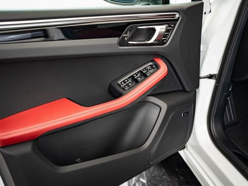 Certified 2025 Porsche Macan Turbo image 25