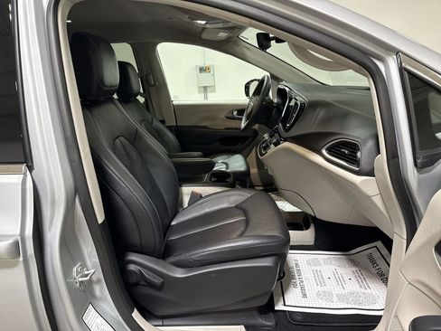 Used 2024 Chrysler Pacifica Touring-L FWD image 21