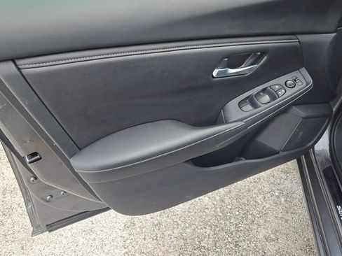 Used 2025 Nissan Sentra SV FWD image 16