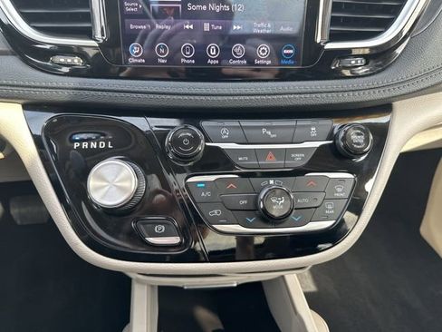 Used 2020 Chrysler Pacifica Limited image 31