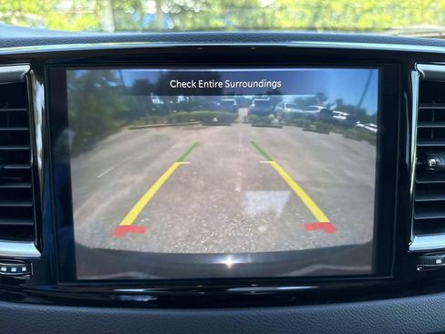 Used 2023 Chrysler Pacifica Touring-L FWD image 32