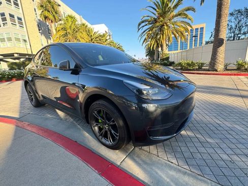 Used 2024 Tesla Model Y Long Range RWD image 3