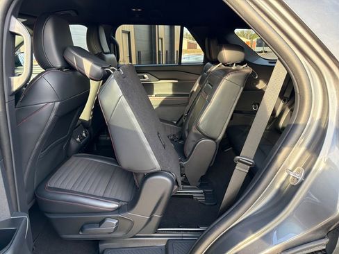 Used 2025 Ford Explorer ST-Line w/ ST-Line Street Pack image 16