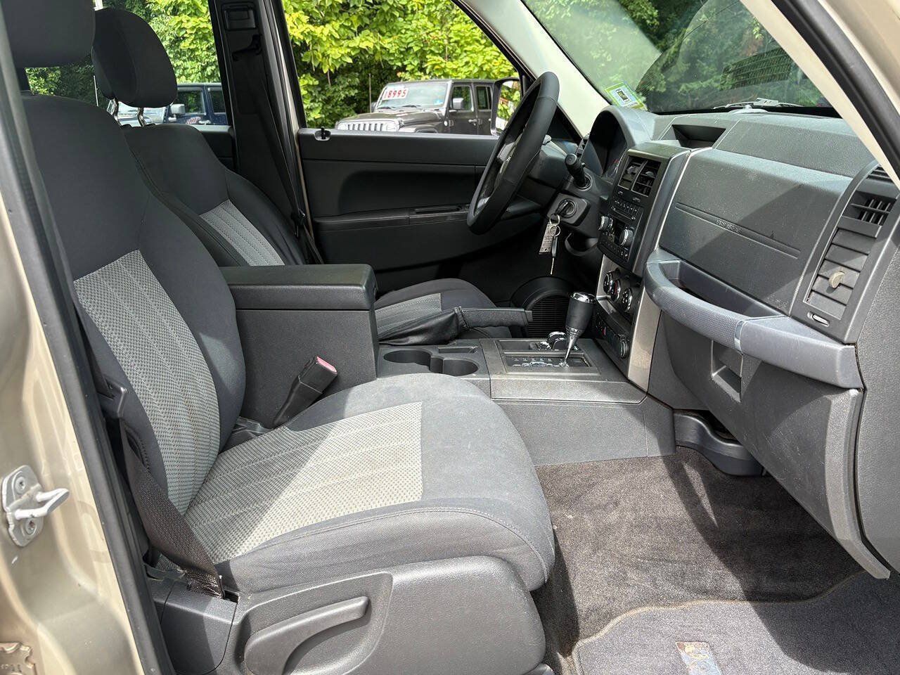 Used 2010 Jeep Liberty Sport AWD/4WD image 17