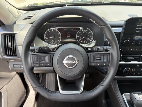 Used 2024 Nissan Pathfinder SL w/ SL Premium Package FWD image 31