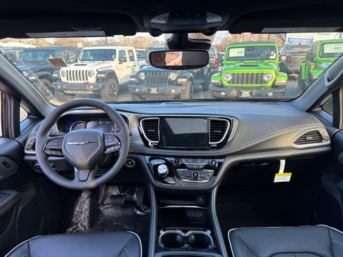 New 2023 Chrysler Pacifica Limited w/ Uconnect Theater Family Group image 34