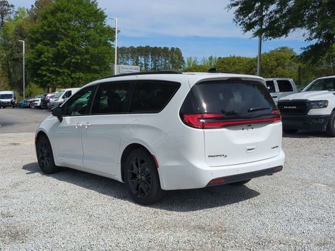 New 2026 Chrysler Pacifica Limited w/ S Appearance Package FWD image 3