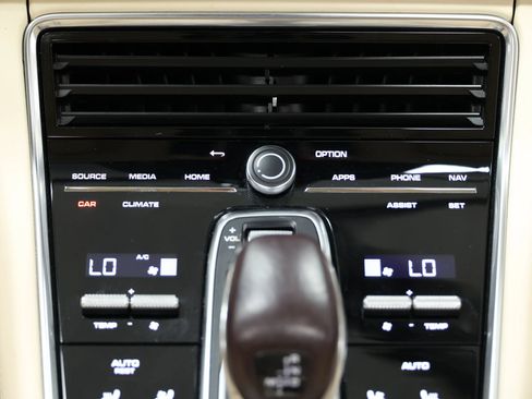 Used 2022 Porsche Panamera image 42