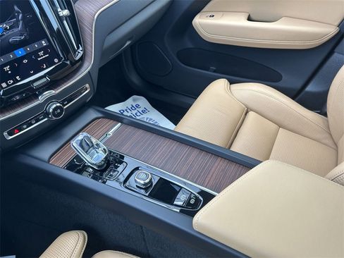 Certified 2023 Volvo XC60 B6 Ultimate w/ Climate Package image 22