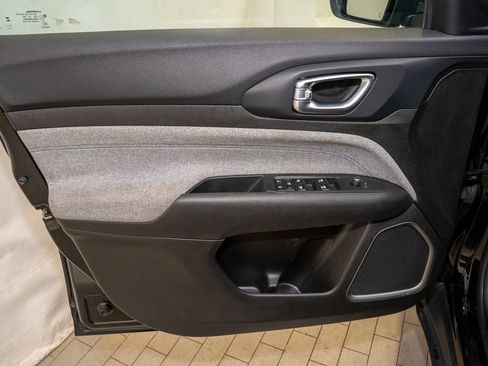 Used 2024 Jeep Compass Latitude image 11