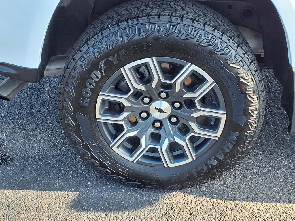 Used 2025 Chevrolet Colorado Z71 AWD/4WD image 9
