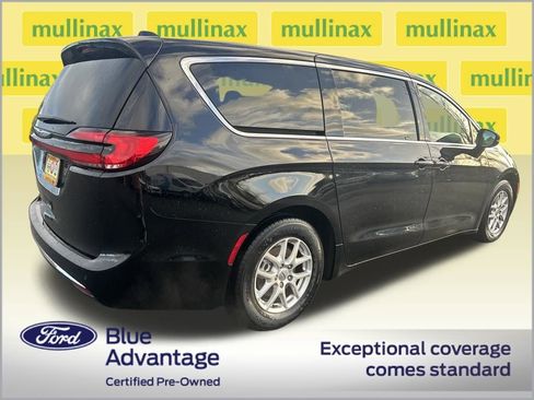 Used 2024 Chrysler Pacifica Touring-L image 3