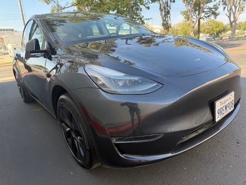 Used 2025 Tesla Model Y Long Range RWD image 7