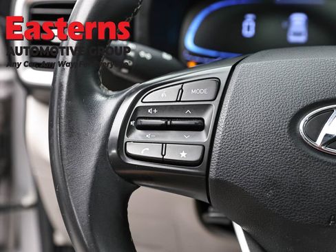 Used 2023 Hyundai Venue SEL image 15