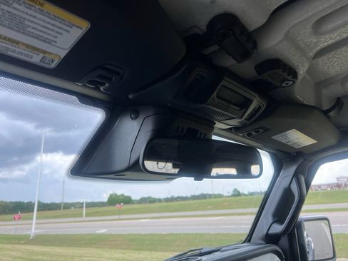 Used 2025 Jeep Wrangler Sahara image 28