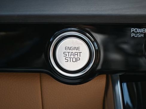 Used 2022 Kia Carnival EX FWD image 35