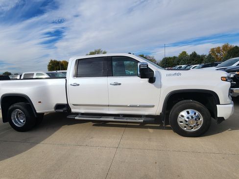 Certified 2024 Chevrolet Silverado 3500 High Country w/ Technology Package image 4