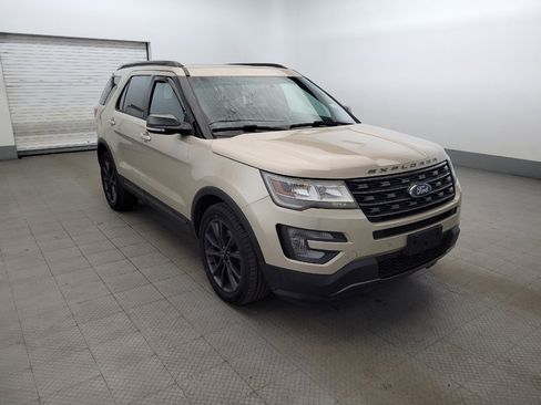 Used 2017 Ford Explorer XLT w/ Equipment Group 202A AWD/4WD image 13