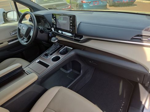 Certified 2024 Toyota Sienna XLE image 16