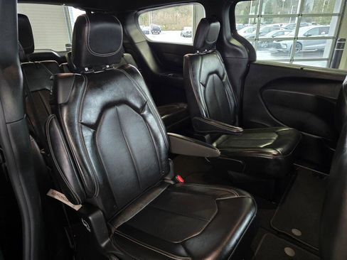 Used 2025 Chrysler Pacifica Select image 38