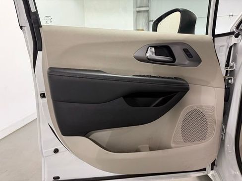 Used 2023 Chrysler Pacifica Touring-L image 9