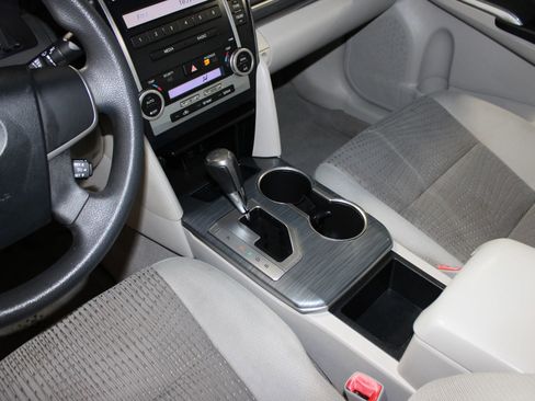 Used 2012 Toyota Camry LE FWD image 17