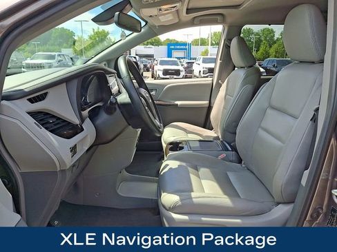 Used 2019 Toyota Sienna XLE w/ XLE Navigation Package AWD/4WD image 2