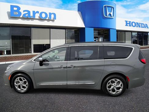 Used 2023 Chrysler Pacifica Limited FWD image 3