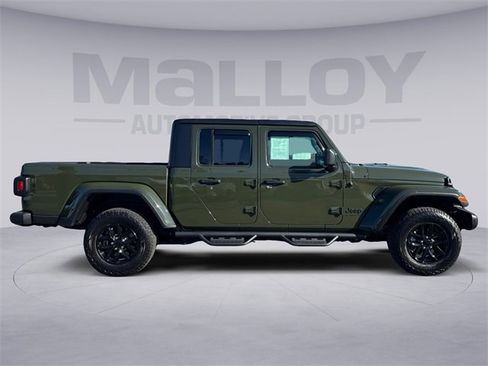 Used 2022 Jeep Gladiator Sport image 2
