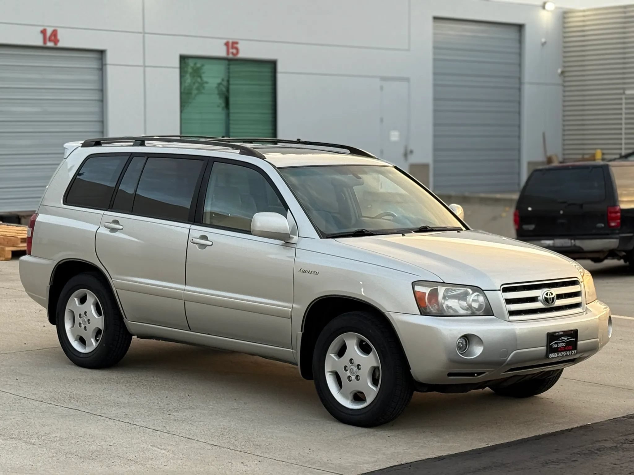 Used 2005 Toyota Highlander Limited w/ Leather Trim Pkg FWD image 1