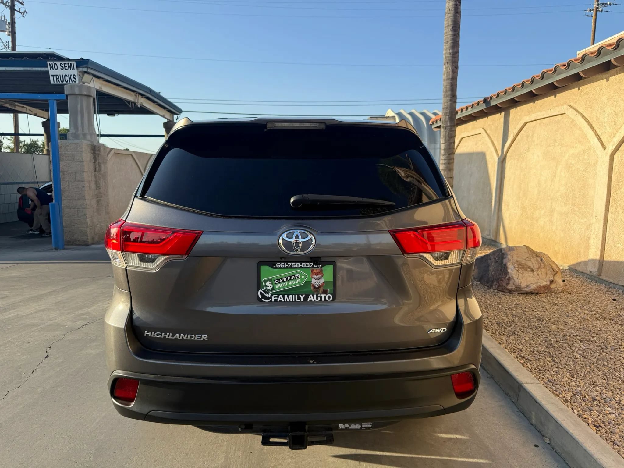 Used 2018 Toyota Highlander LE w/ Carpet Mat Package (TMS) AWD/4WD image 5
