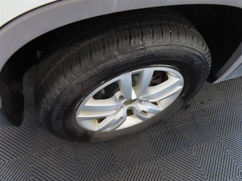 Used 2017 Volkswagen Tiguan S FWD image 9