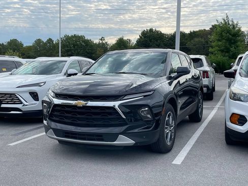 Used 2025 Chevrolet Blazer LT FWD image 3