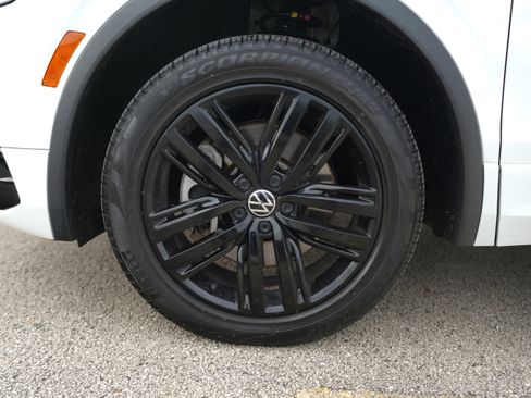 Certified 2022 Volkswagen Tiguan SE R-Line image 10