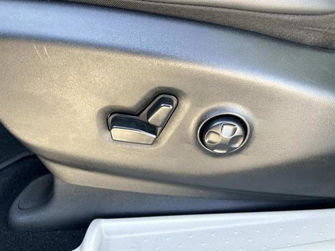 Used 2024 Chrysler Pacifica Select image 25