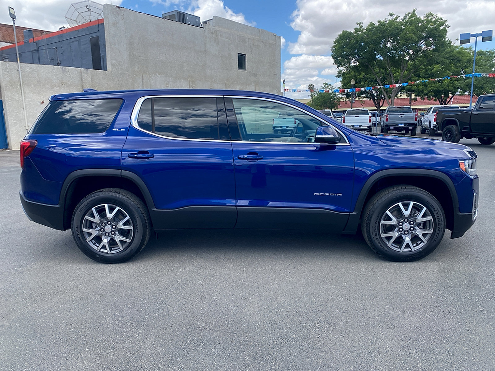 Used 2023 GMC Acadia SLE FWD image 2