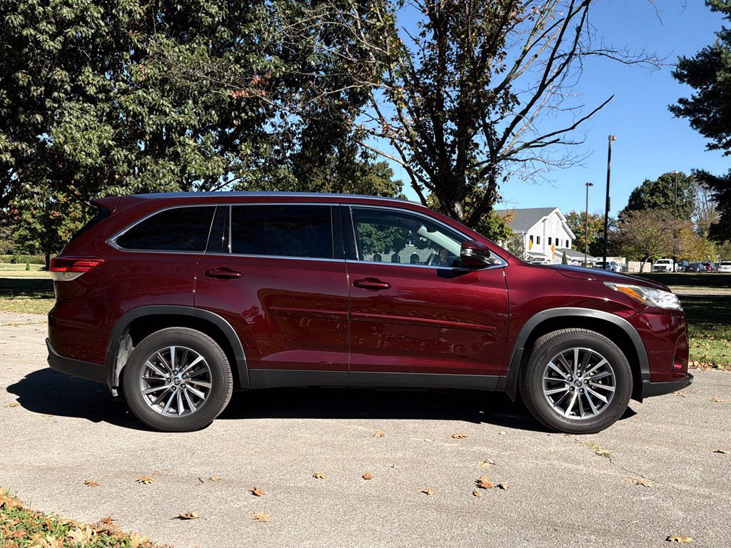 Used 2019 Toyota Highlander XLE AWD/4WD image 4