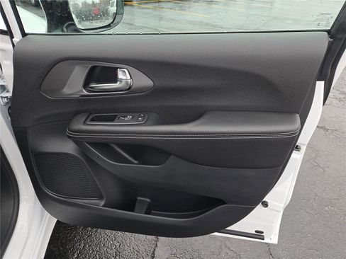 New 2026 Chrysler Voyager LX image 6