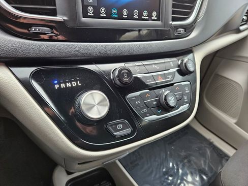 Used 2020 Chrysler Pacifica Touring image 6