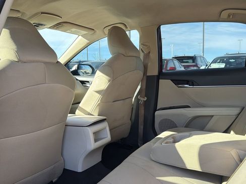 Used 2019 Toyota Camry LE image 10