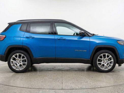 Used 2025 Jeep Compass Limited image 11
