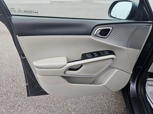 Used 2022 Kia Soul LX image 10