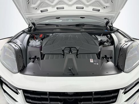 New 2026 Porsche Cayenne GTS AWD/4WD image 32