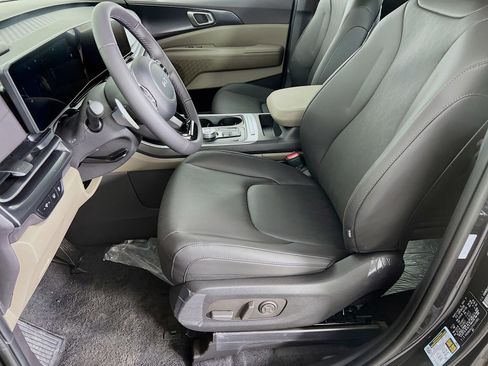New 2026 Kia Carnival LXS FWD image 3