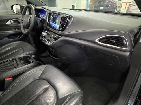 Used 2022 Chrysler Pacifica Touring-L w/ S Appearance Package FWD image 10